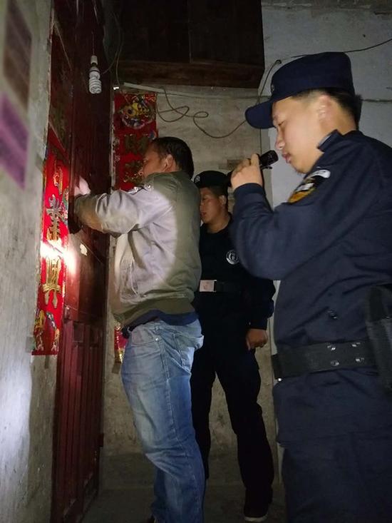 黄冈粗心妈妈误将幼女锁家中 民警全城寻开锁师傅开门