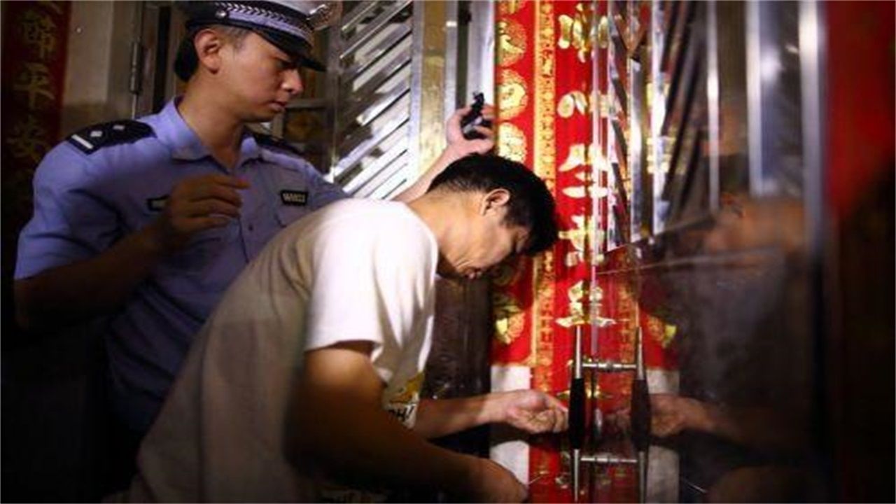 黄冈请开锁师傅开了锁后，师傅为什么一般都不进门，就算主人请也不进去？